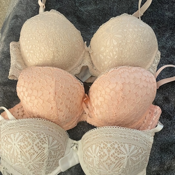 Barely warn bras - Picture 3 of 3